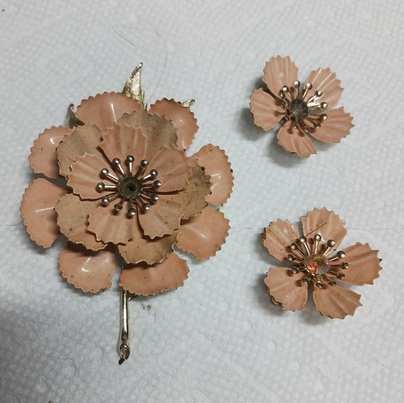 VINTAGE ENAMEL FLOWER FAUX BROOCH - Picture 1 of 1
